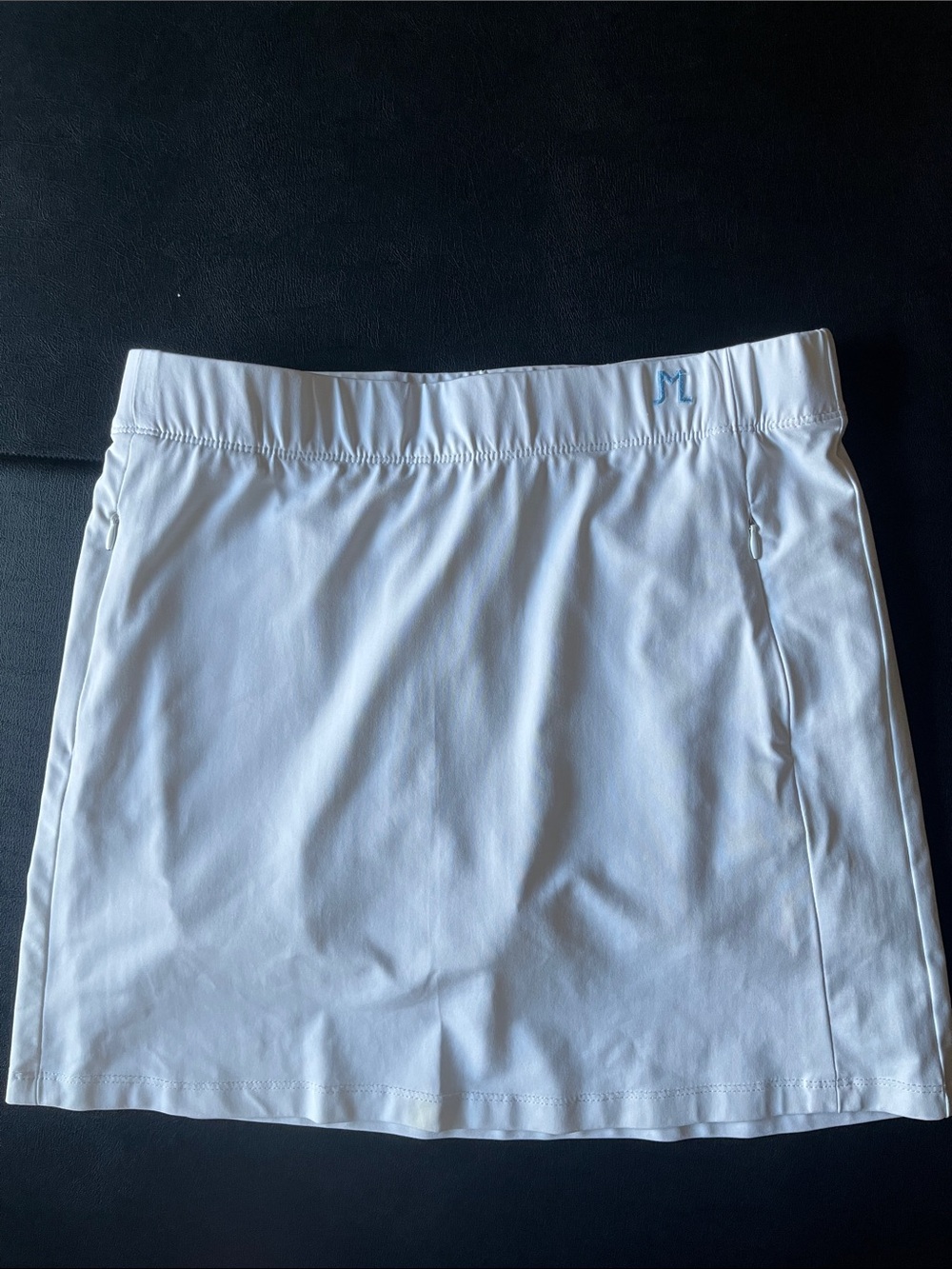 J.McLaughlin white golf skirt two paketa in both sides with sippers on it